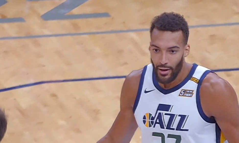 爵士翻盘灰熊,萨姆·米切尔送出助攻 爵士翻盘灰熊,萨姆·米切尔送出助攻