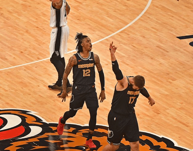 爵士翻盘灰熊,萨姆·米切尔送出助攻 爵士翻盘灰熊,萨姆·米切尔送出助攻