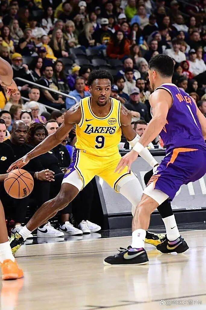 尼克斯血洗湖人，布克高光表现