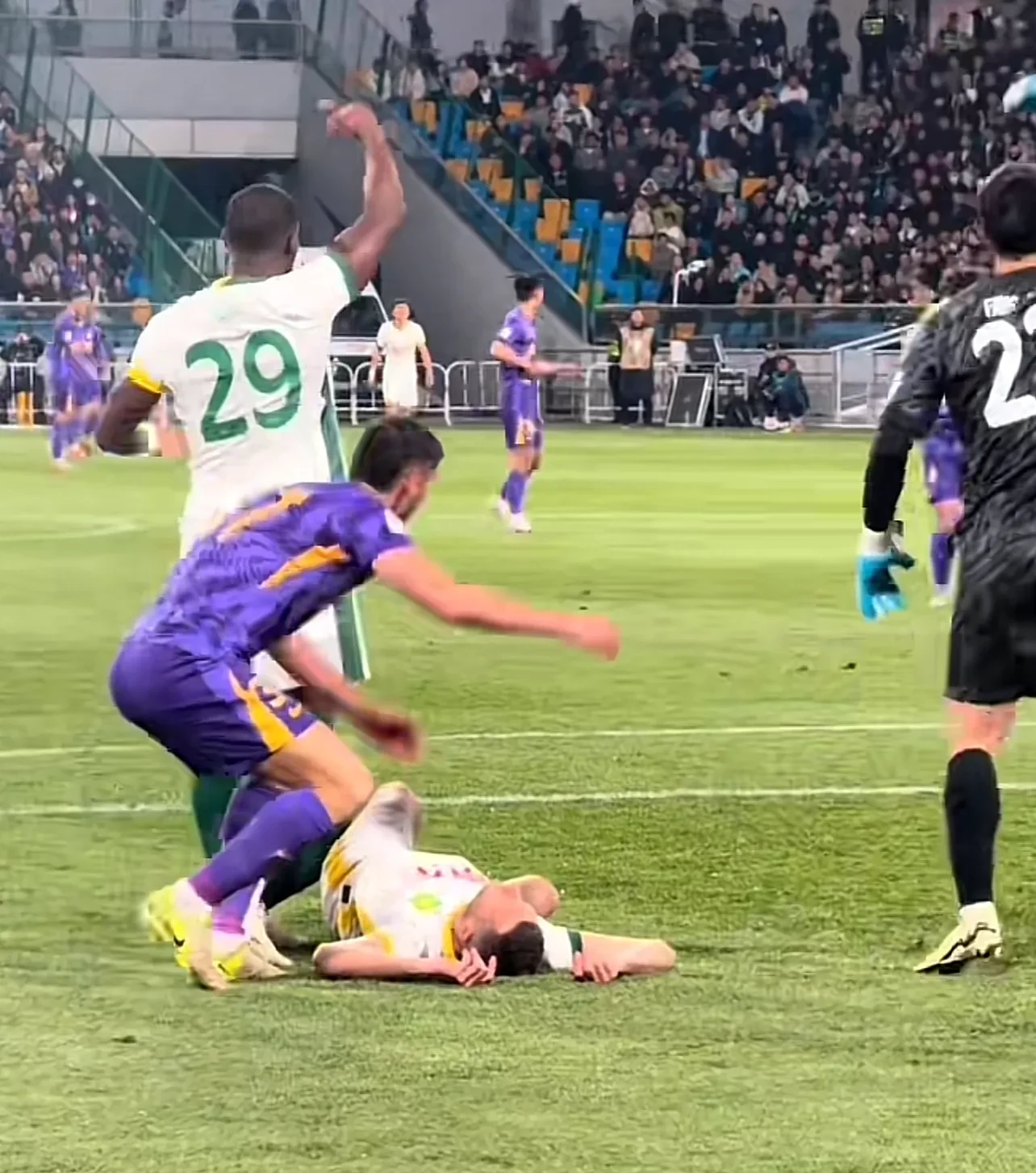 惊险瞬间，球场事态令人捏一把汗的简单介绍