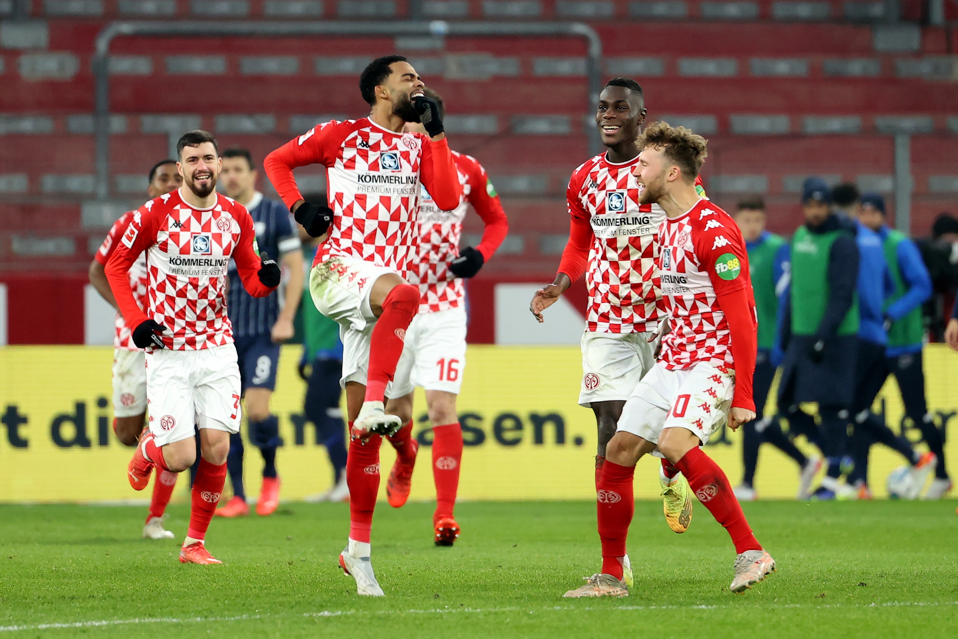 拜仁慕尼黑客场完胜法兰克福，领跑德甲的简单介绍