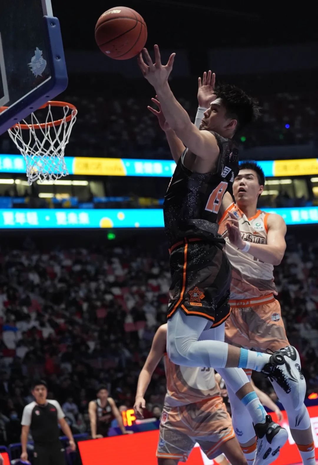 挑战极限!篮球赛场上激烈碰撞 挑战极限!篮球赛场上激烈碰撞