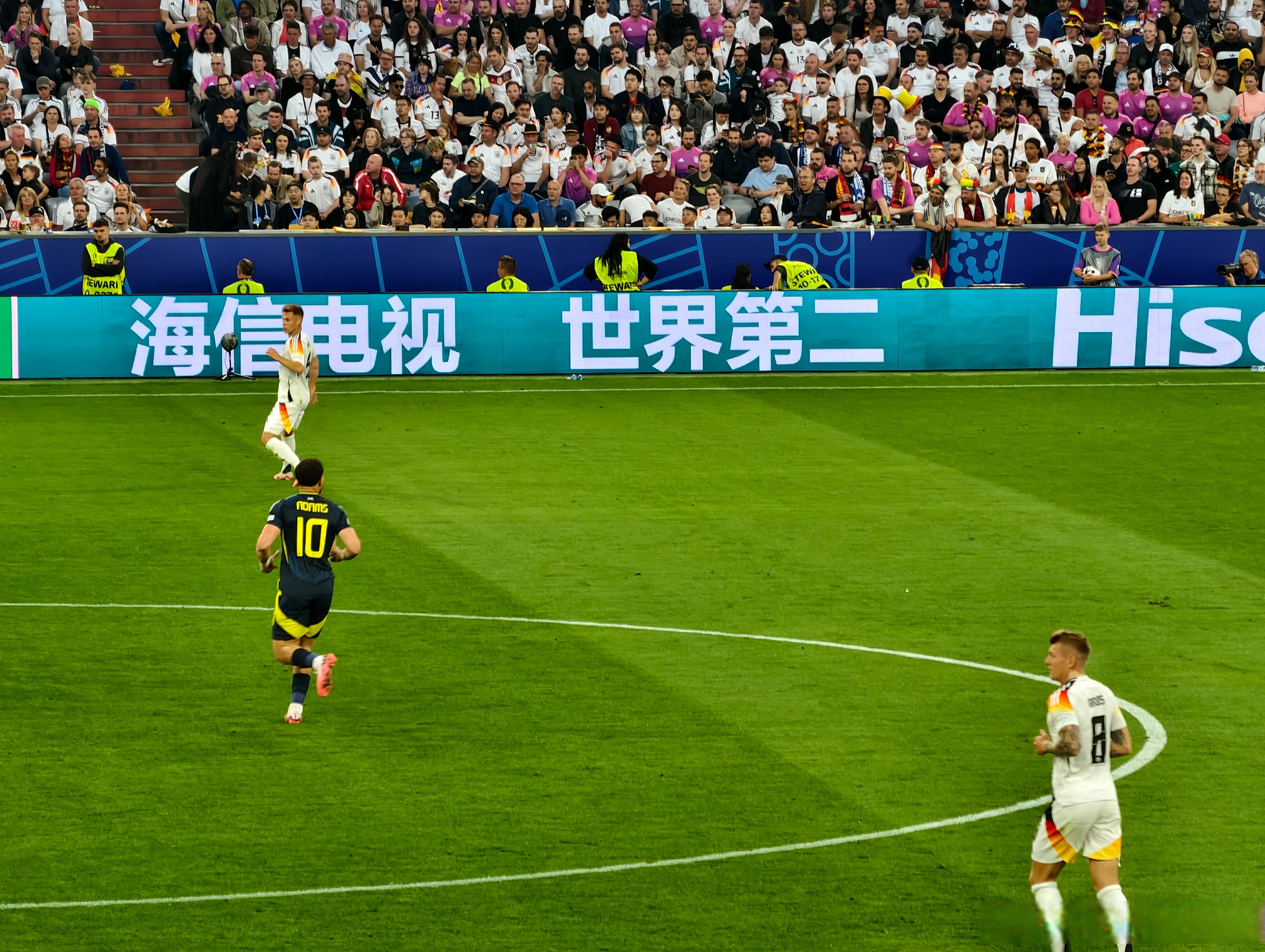 一轮比赛打响,吸引无数球迷驻足观看 一轮比赛打响,吸引无数球迷驻足观看