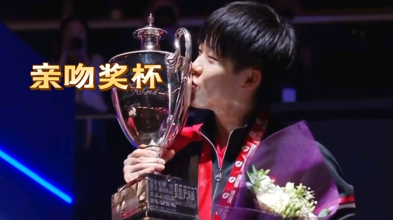 冠军登场瞬间,选手们庆祝夺得头衔 冠军登场瞬间,选手们庆祝夺得头衔