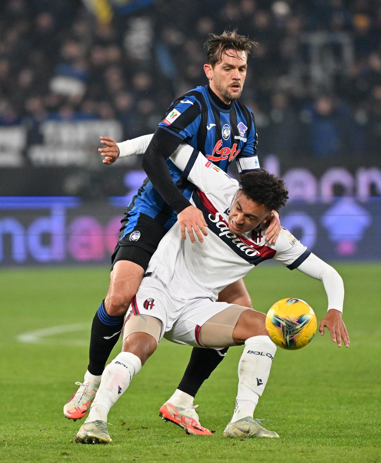 意大利主场迎战波兰,战况激烈引人注目 意大利主场迎战波兰,战况激烈引人注目