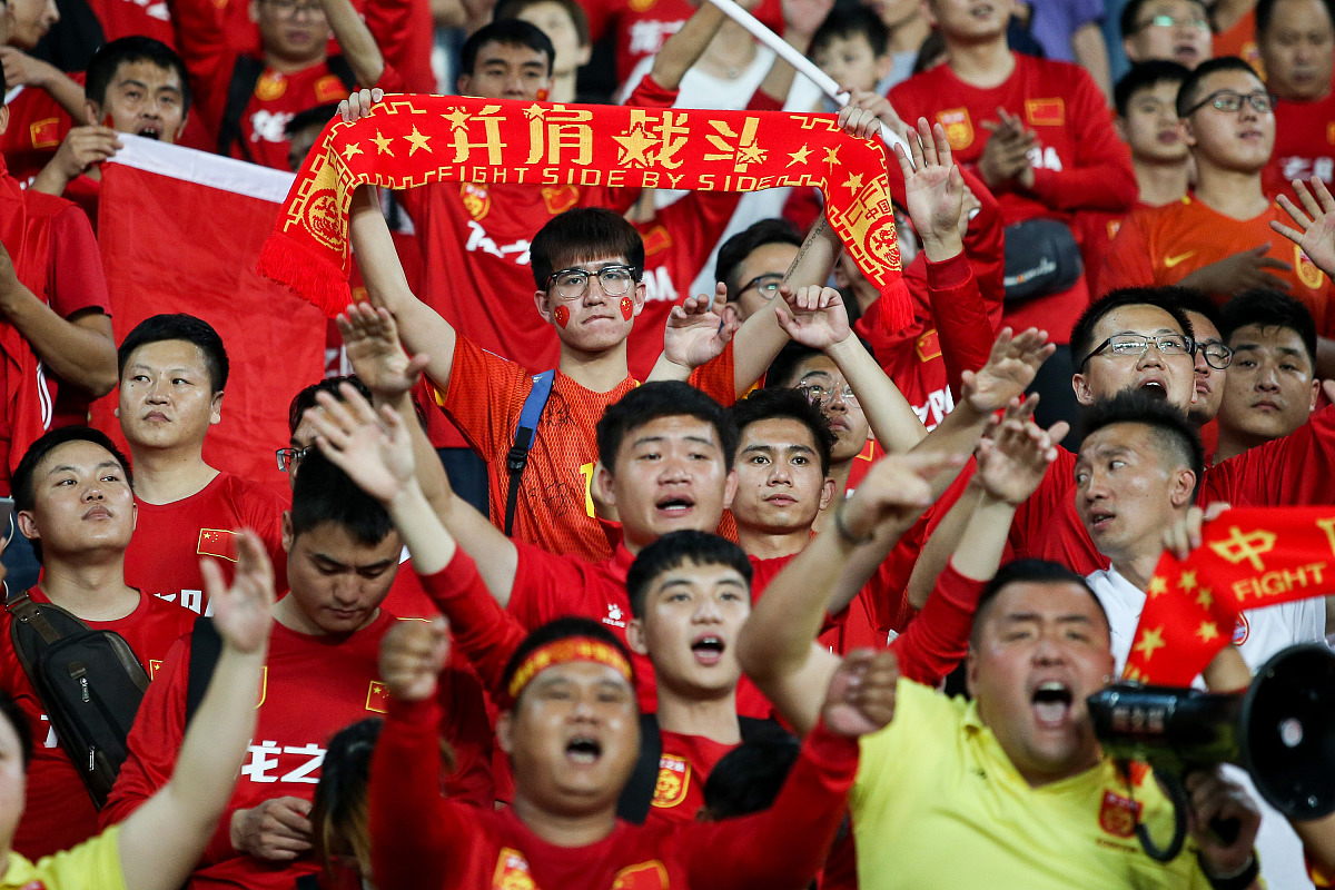 中国职业足球比赛壮观开场，球迷备受激动的简单介绍