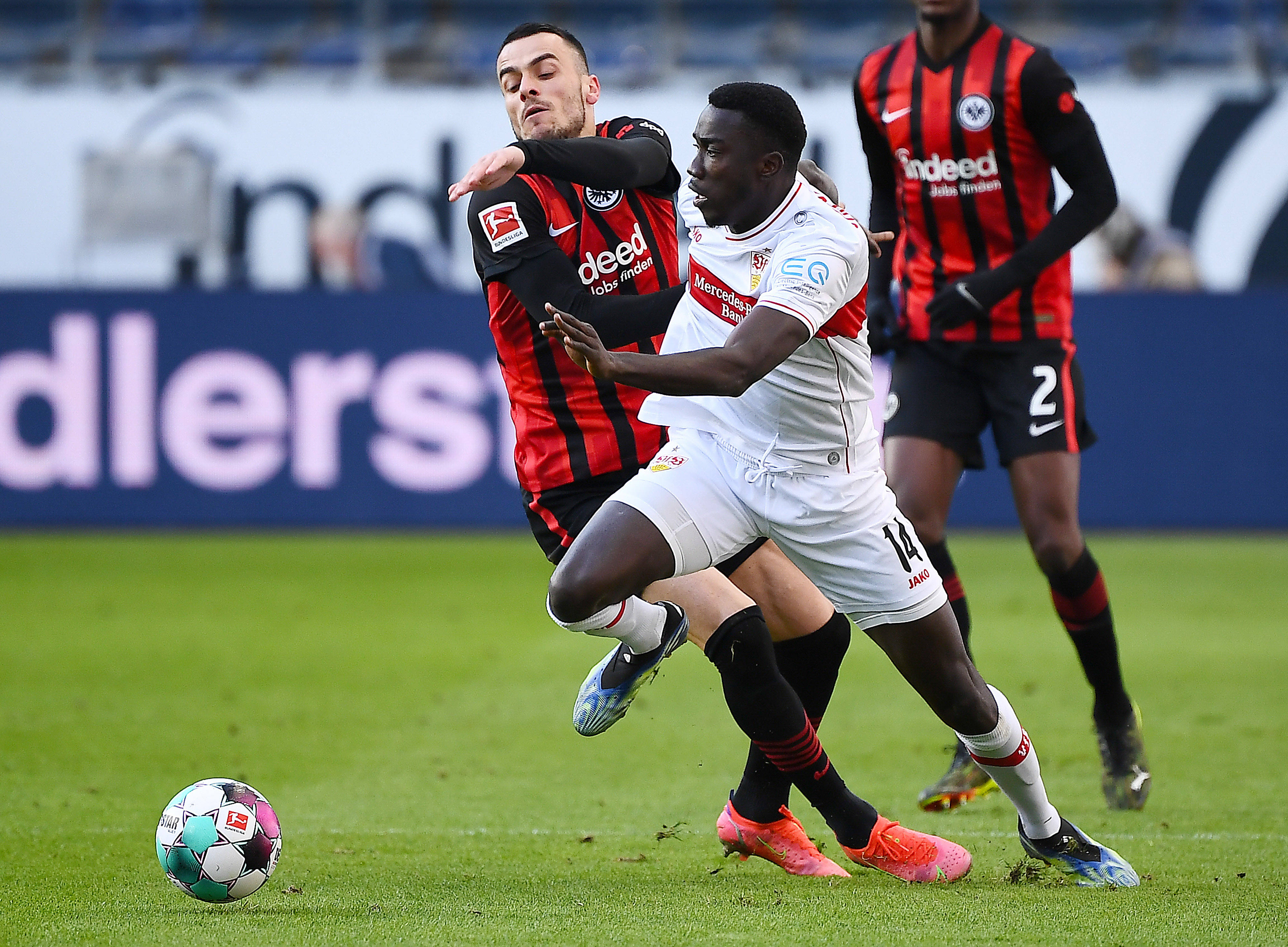 法兰克福队在比赛中展现出色的防守 法兰克福队在比赛中展现出色的防守