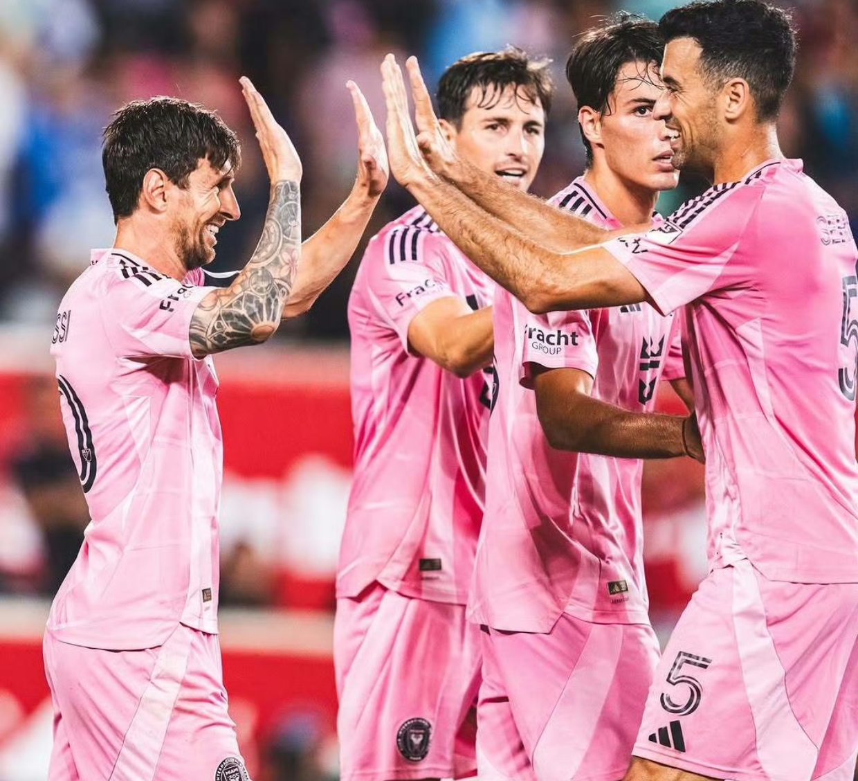 梅西领衔的球队夺得比赛冠军 梅西领衔的球队夺得比赛冠军