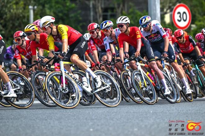 自行车选手速度飞快,一路领先冲刺终点的简单介绍 自行车选手速度飞快,一路领先冲刺终点的简单介绍