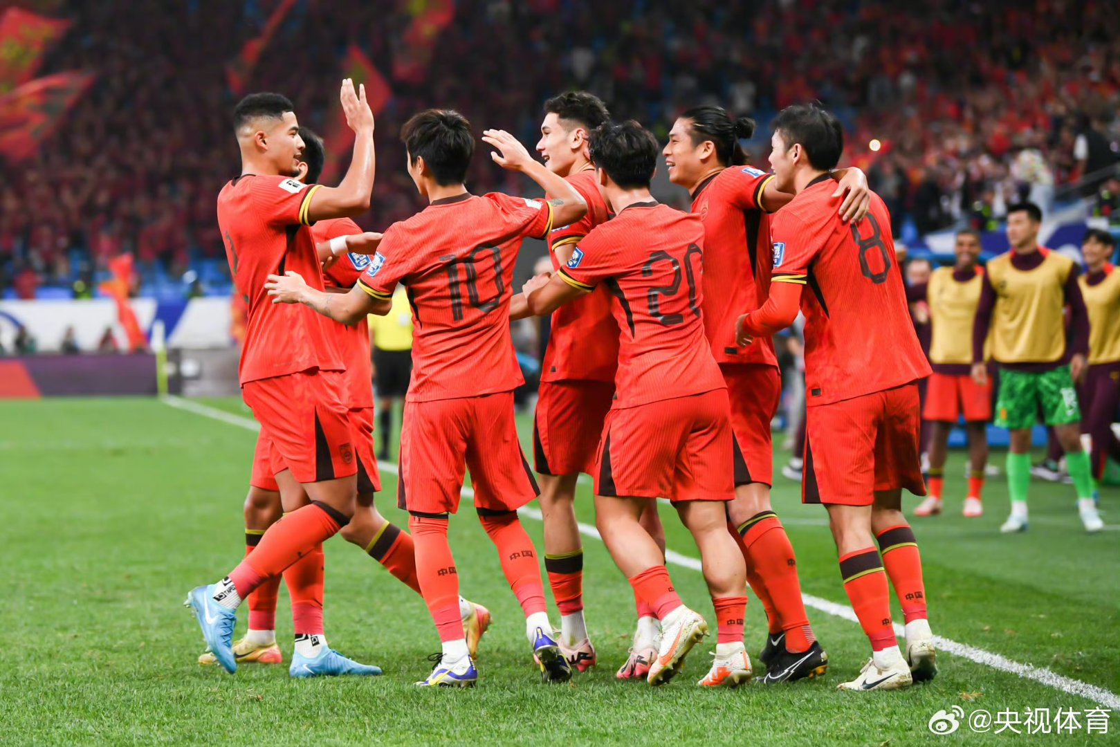 精彩足球比赛收获满满掌声,球迷欣喜若狂的简单介绍 精彩足球比赛收获满满掌声,球迷欣喜若狂的简单介绍