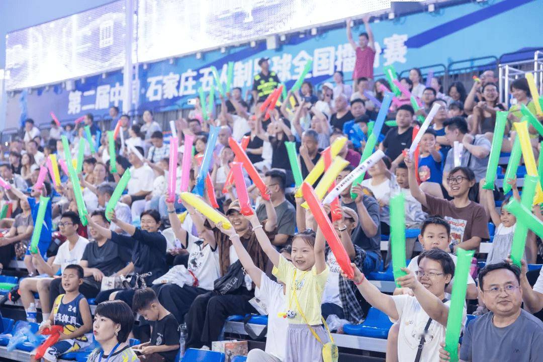 精彩足球比赛收获满满掌声,球迷欣喜若狂的简单介绍 精彩足球比赛收获满满掌声,球迷欣喜若狂的简单介绍