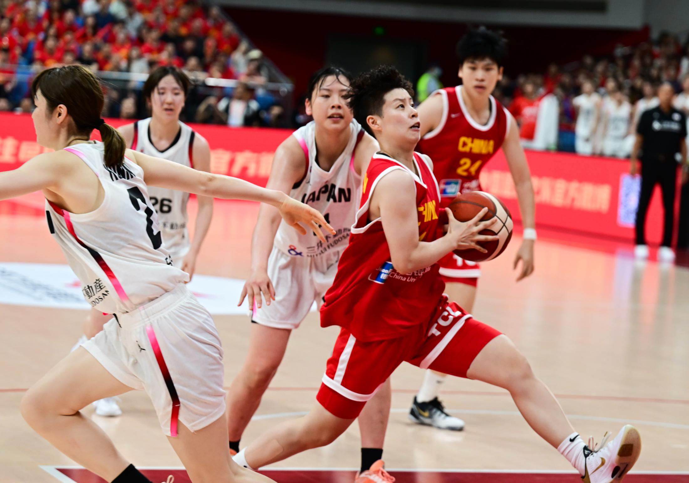 运动会现场报道：选手精彩表现引爆全场的简单介绍