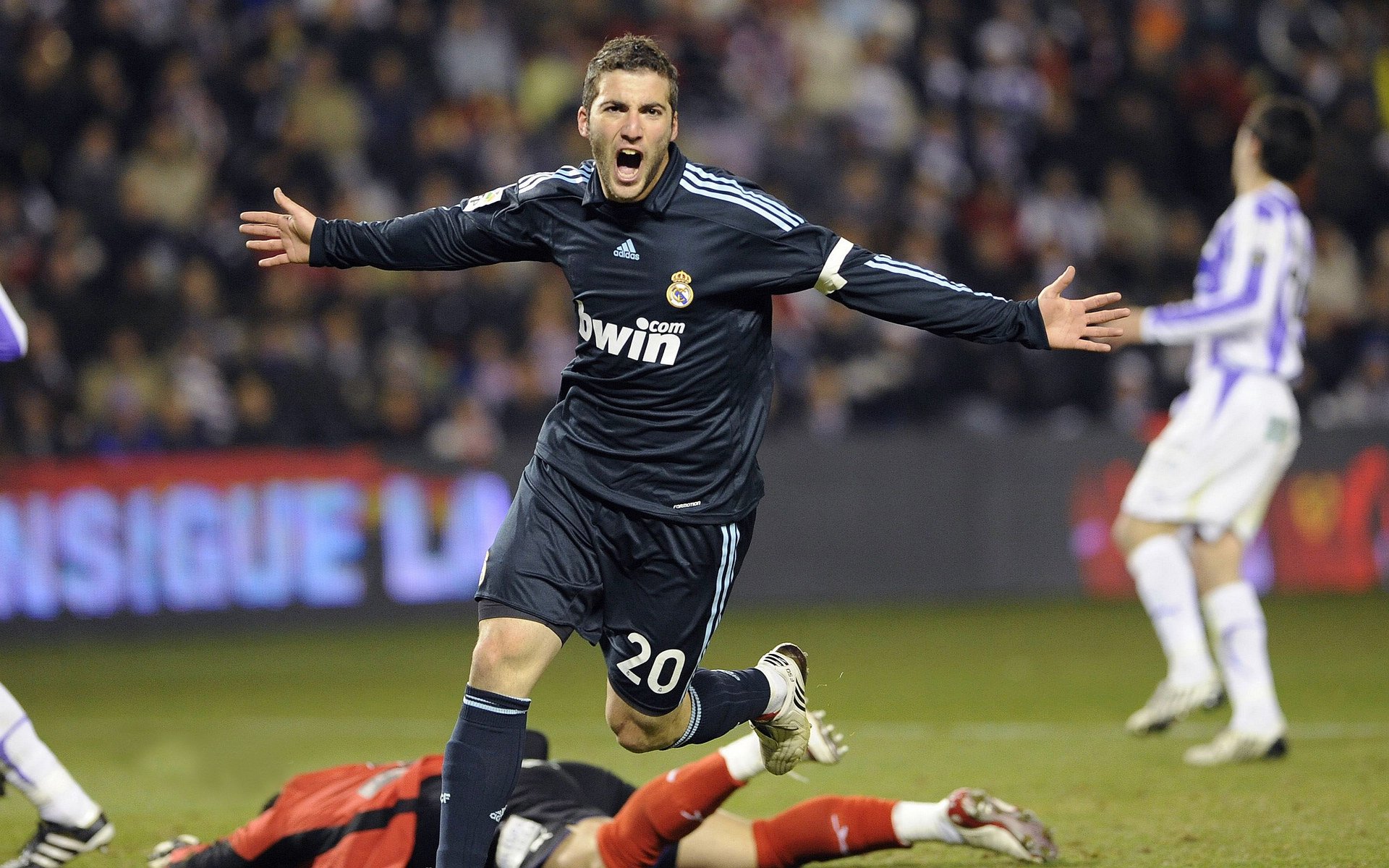 赛道与球场的双重奏，当F1街道赛焦点战遇上山西队打穿掘金